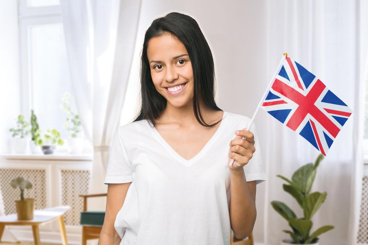 Eine Frau mit einer Flagge aus England
